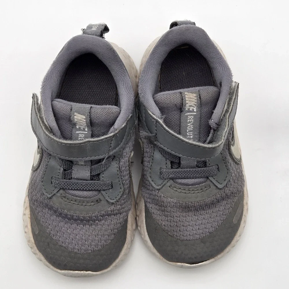 Toddlers Nike Revolution Shoes in light grey- size 6C